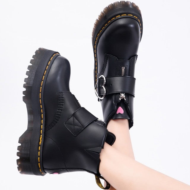 Schnürstiefel mit Schnallendetail und Plateau