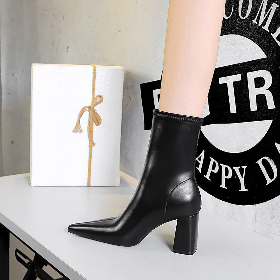 Stiefel mit spitzer Zehenpartie