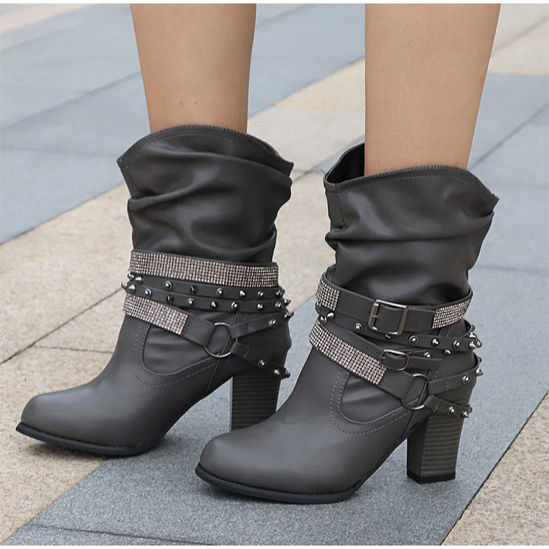 Stiefel mit Schnalle und Nieten