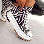 Sneaker im Zebra-Print mit Schnürung