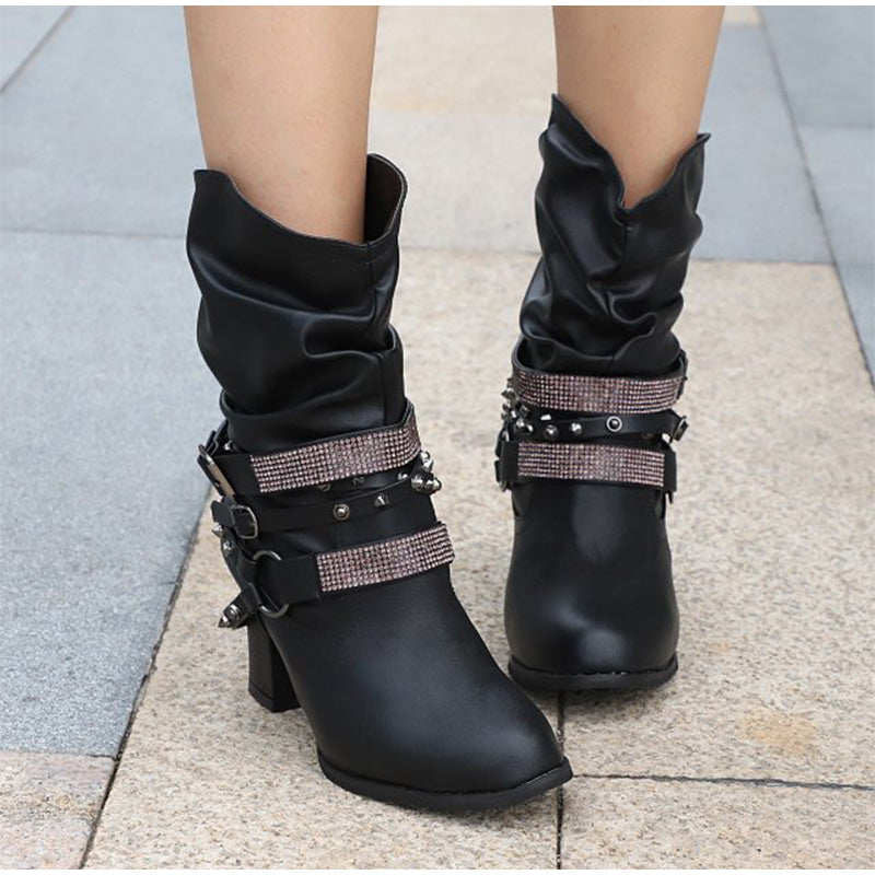 Stiefel mit Schnalle und Nieten
