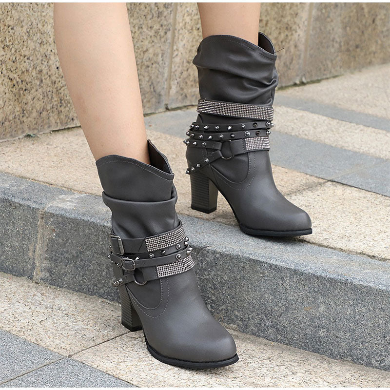 Stiefel mit Schnalle und Nieten