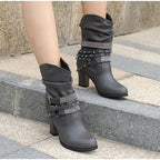 Stiefel mit Schnalle und Nieten