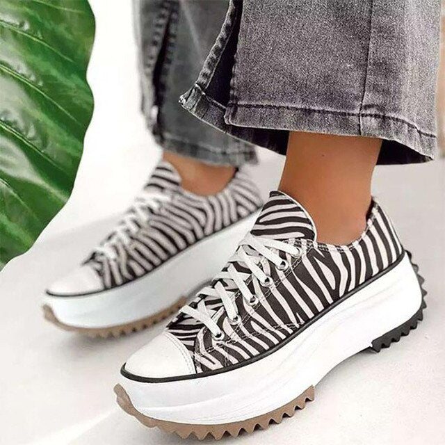 Sneaker im Zebra-Print mit Schnürung