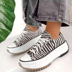 Sneaker im Zebra-Print mit Schnürung