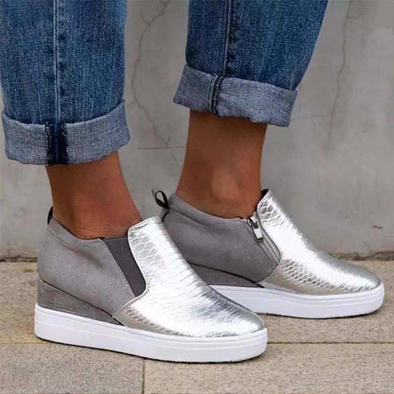 Schuhe in Schlangen-Optik mit Plateau und Keilabsatz