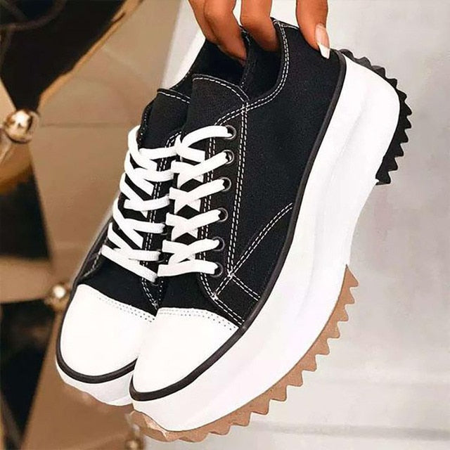 Sneaker im Zebra-Print mit Schnürung