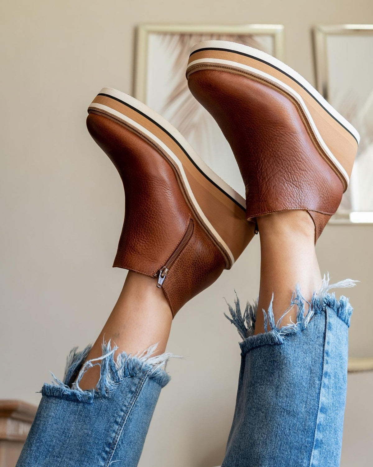 Stiefel mit Schnürung, Reißverschluss, Keilabsatz und runder Zehenpartie
