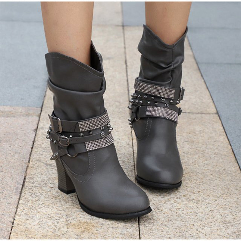 Stiefel mit Schnalle und Nieten