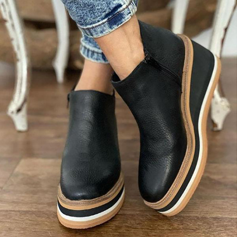 Stiefel mit Schnürung, Reißverschluss, Keilabsatz und runder Zehenpartie