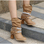 Stiefel mit Schnalle und Nieten