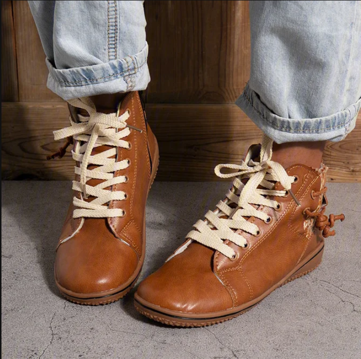 Stiefeletten aus Samt gefüttert mit flachem Absatz
