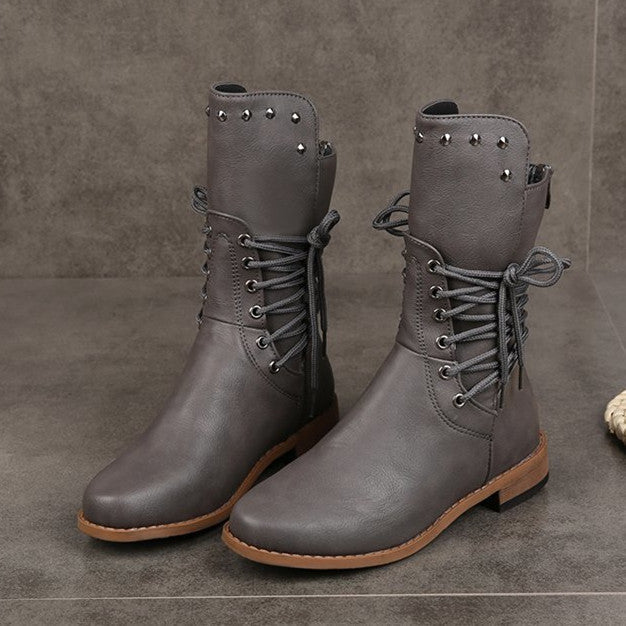 Stiefel mit Schnürung und Nieten