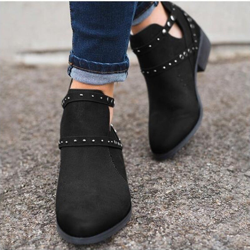 Pumps im Vintage-Look mit Nieten