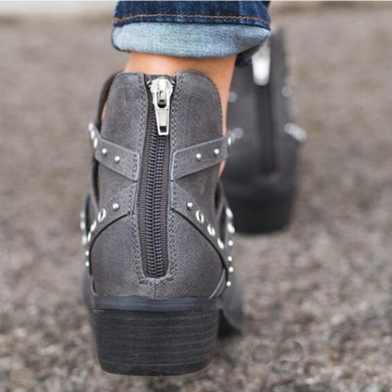 Pumps im Vintage-Look mit Nieten