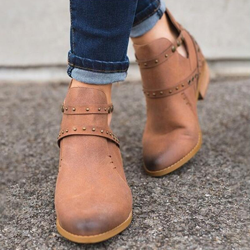 Pumps im Vintage-Look mit Nieten