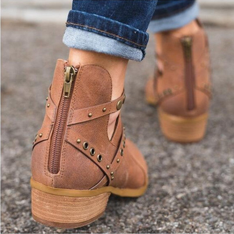 Pumps im Vintage-Look mit Nieten