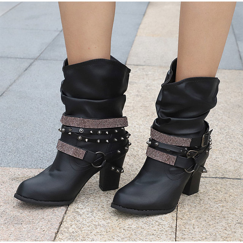 Stiefel mit Schnalle und Nieten