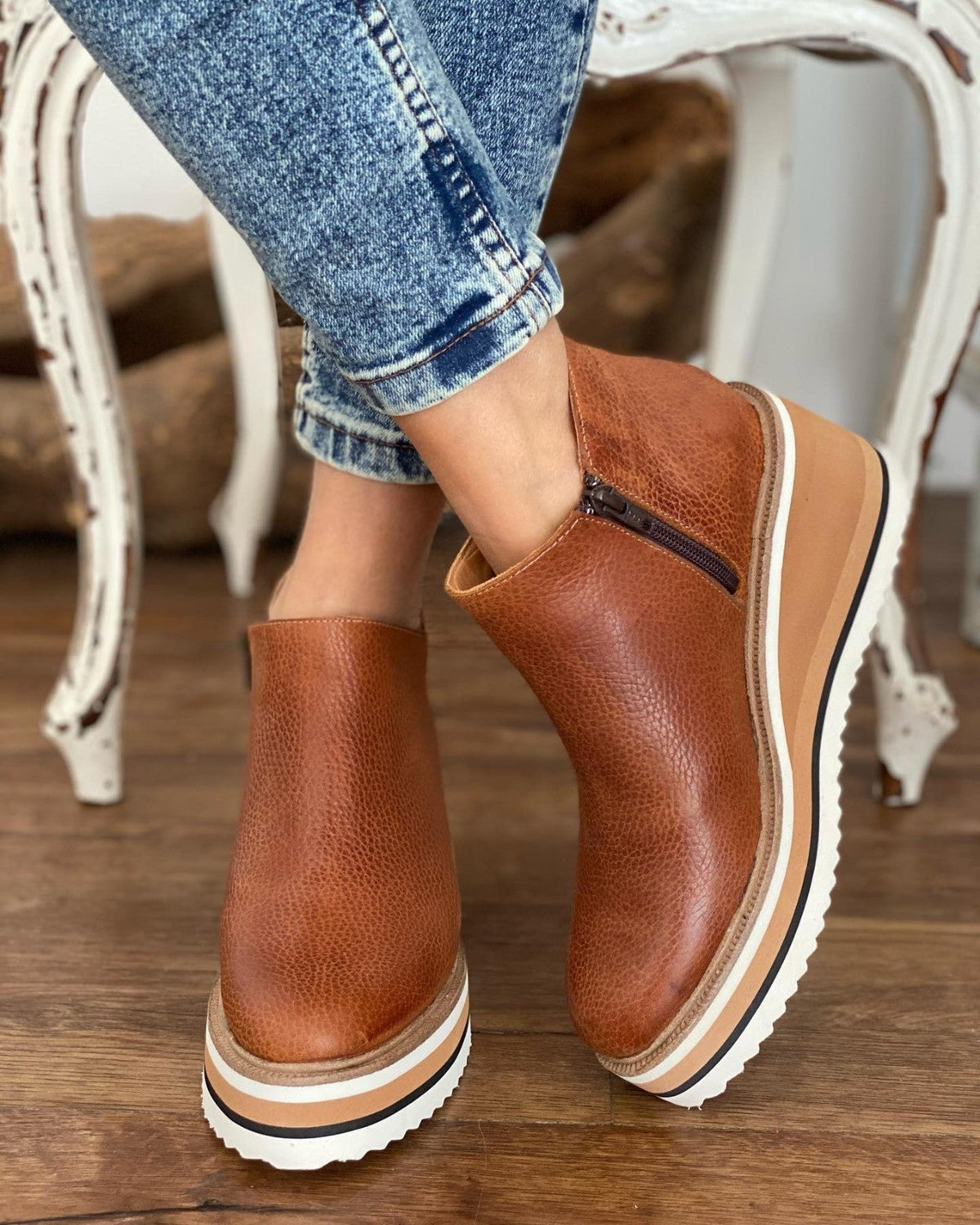 Stiefel mit Schnürung, Reißverschluss, Keilabsatz und runder Zehenpartie