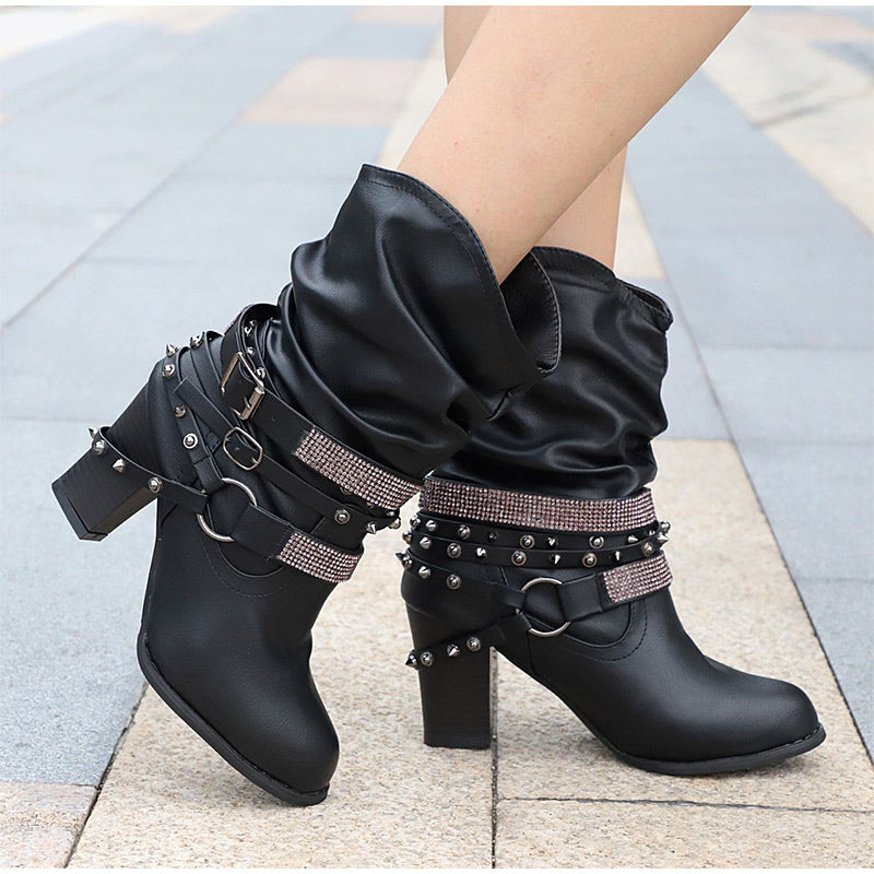 Stiefel mit Schnalle und Nieten