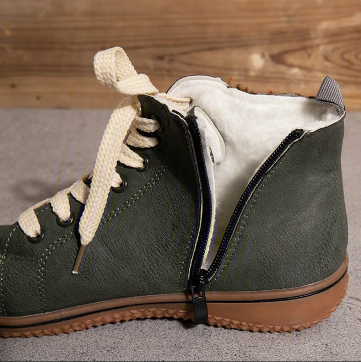 Stiefeletten aus Samt gefüttert mit flachem Absatz