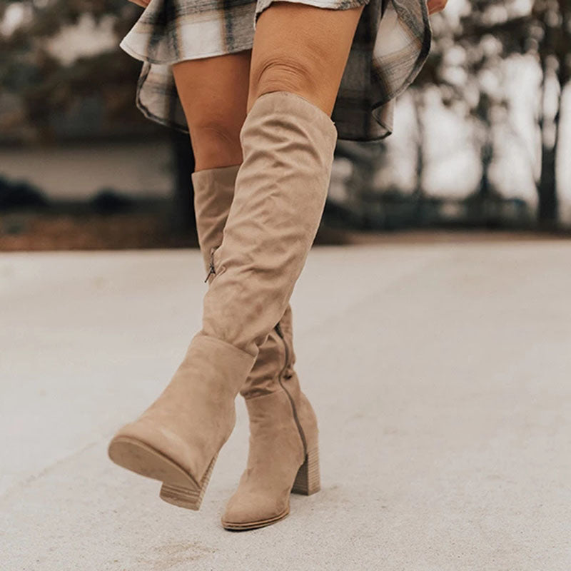 Kniehohe Stiefel mit hohem Absatz