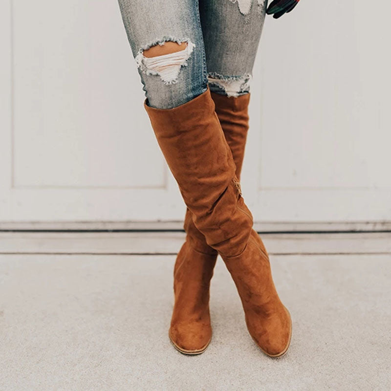 Kniehohe Stiefel mit hohem Absatz