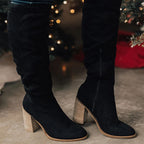 Kniehohe Stiefel mit hohem Absatz