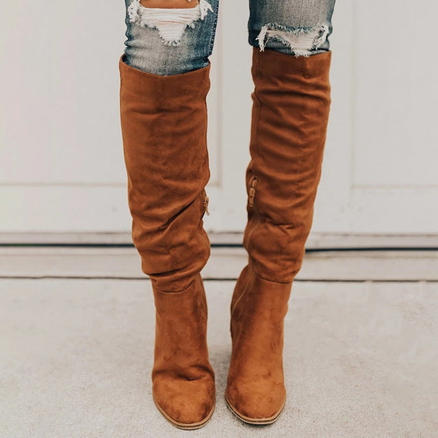 Kniehohe Stiefel mit hohem Absatz