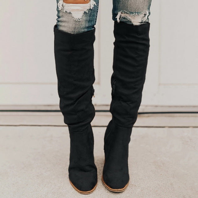 Kniehohe Stiefel mit hohem Absatz