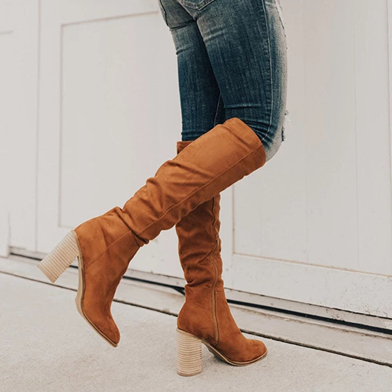 Kniehohe Stiefel mit hohem Absatz