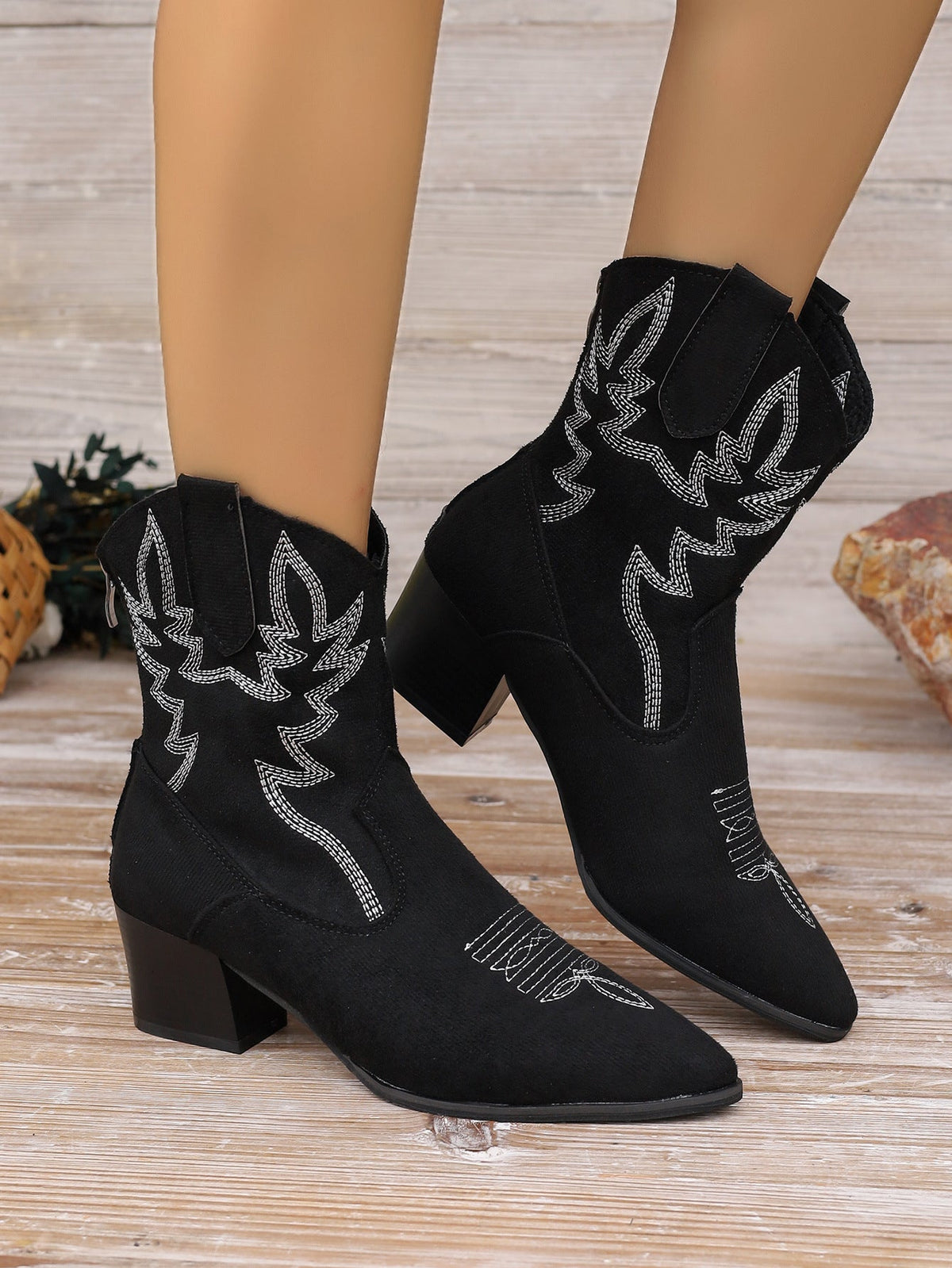 Wadenhohe Stiefel im Ritter-Stil mit Stickerei und spitzer Zehenpartie