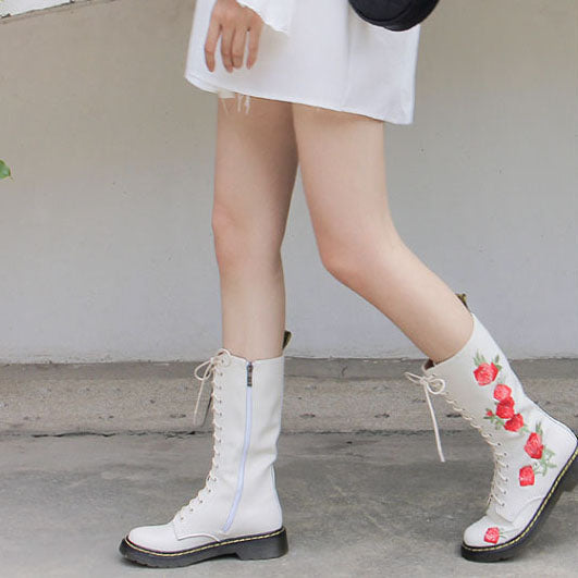 Wadenhohe Stiefel mit Schnürung und Stickerei