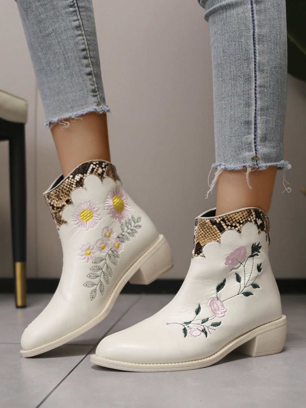 Chelsea-Boots in Schlangen-Optik mit Stickerei