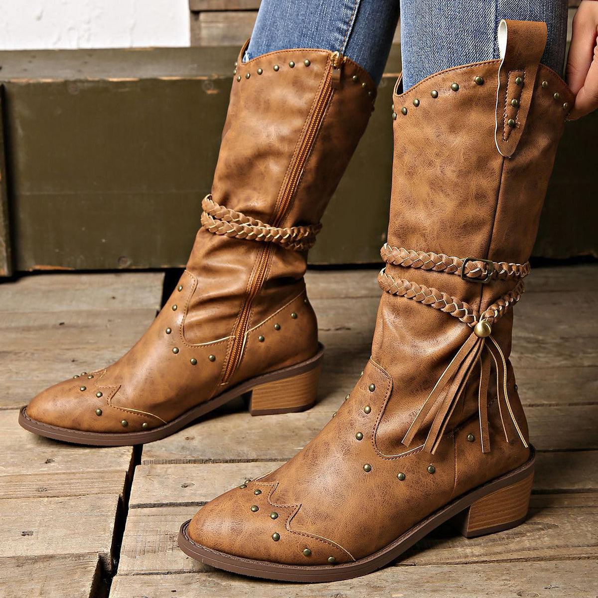 Wadenhohe Stiefel mit Schnalle, Nieten und Quasten