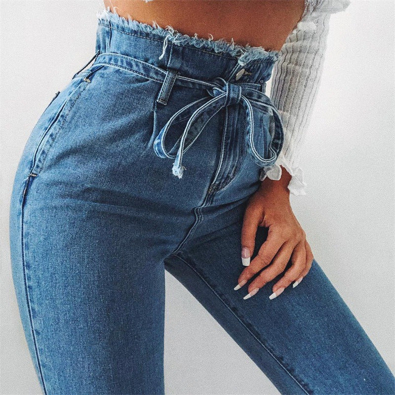 High-Waist Jeans mit ausgefranstem Saum