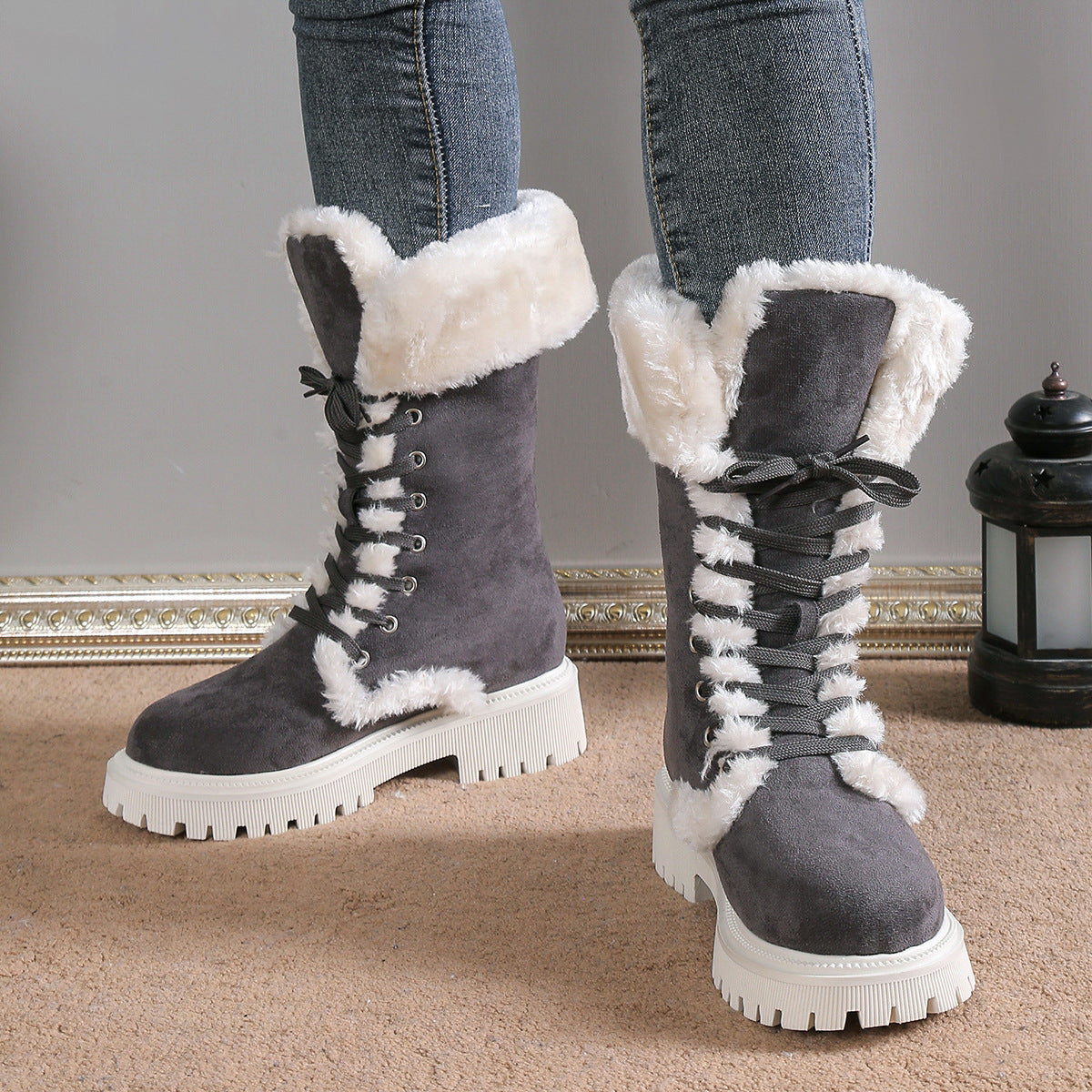 Wadenhohe Stiefel gefüttert mit Schnürung und flachem Absatz