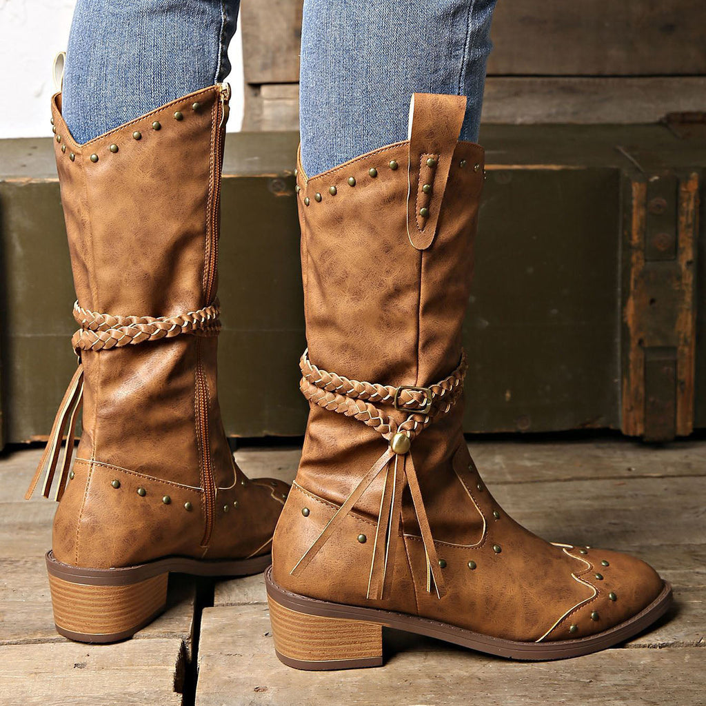 Wadenhohe Stiefel mit Schnalle, Nieten und Quasten