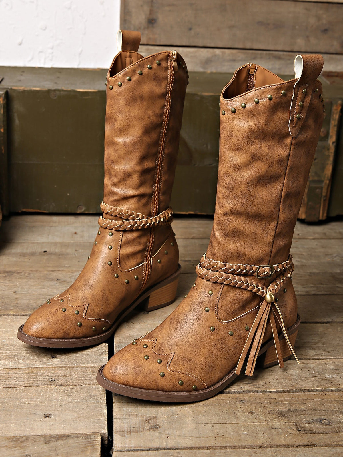 Wadenhohe Stiefel mit Schnalle, Nieten und Quasten