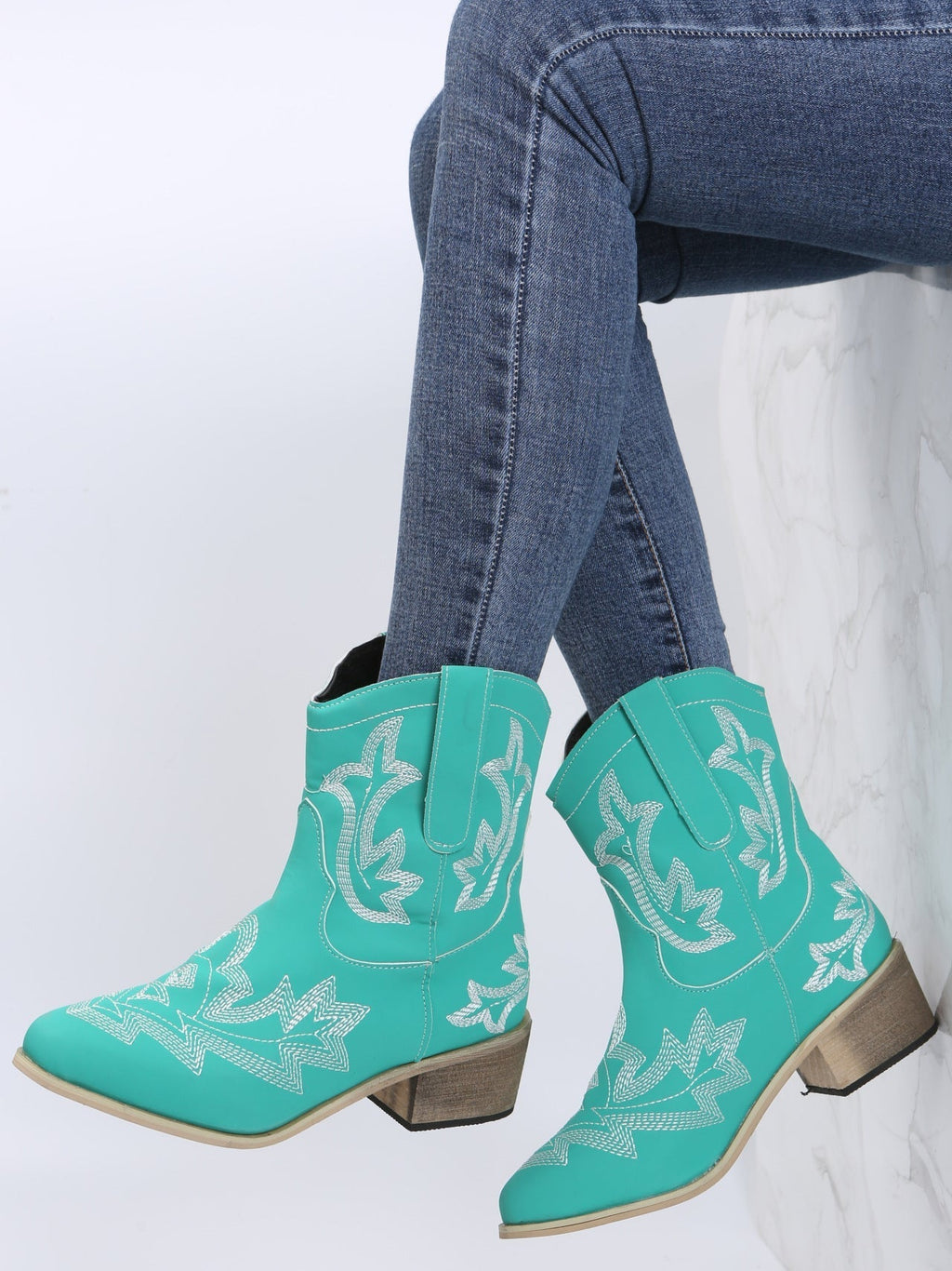 Schnürstiefel mit Stickerei und Blockabsatz