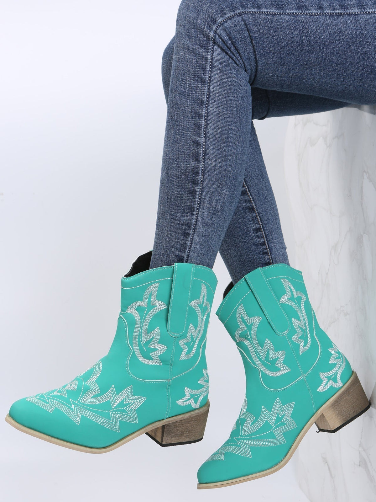 Schnürstiefel mit Stickerei und Blockabsatz