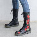 Wadenhohe Stiefel mit Schnürung und Stickerei