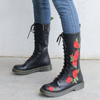 Wadenhohe Stiefel mit Schnürung und Stickerei