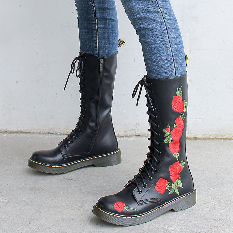 Wadenhohe Stiefel mit Schnürung und Stickerei