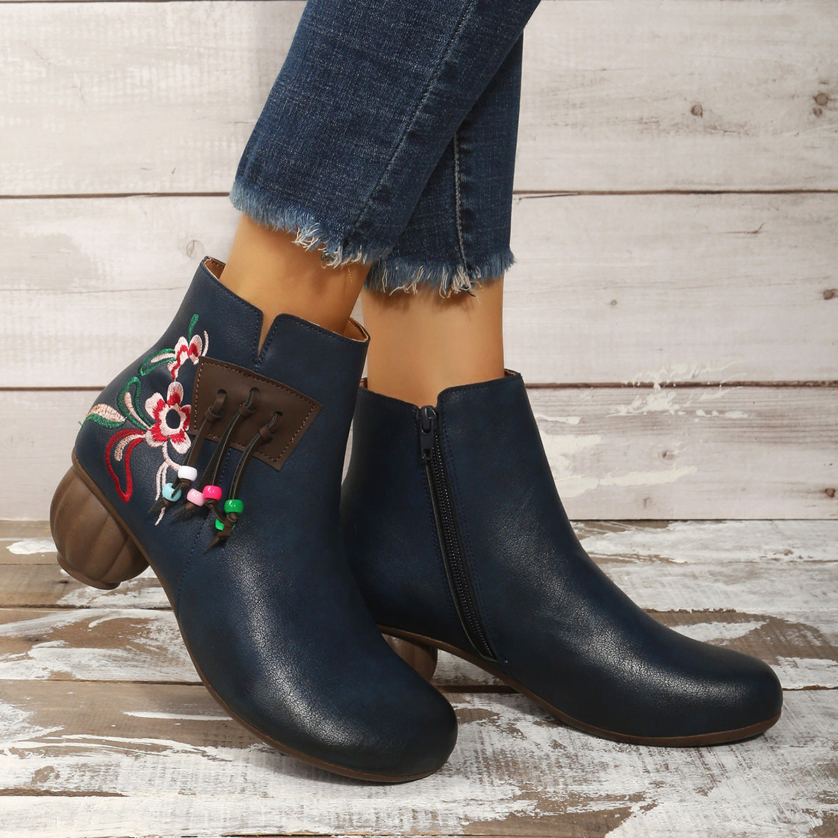 Schnürstiefel mit Reißverschluss, Fransen, Stickerei und Blockabsatz