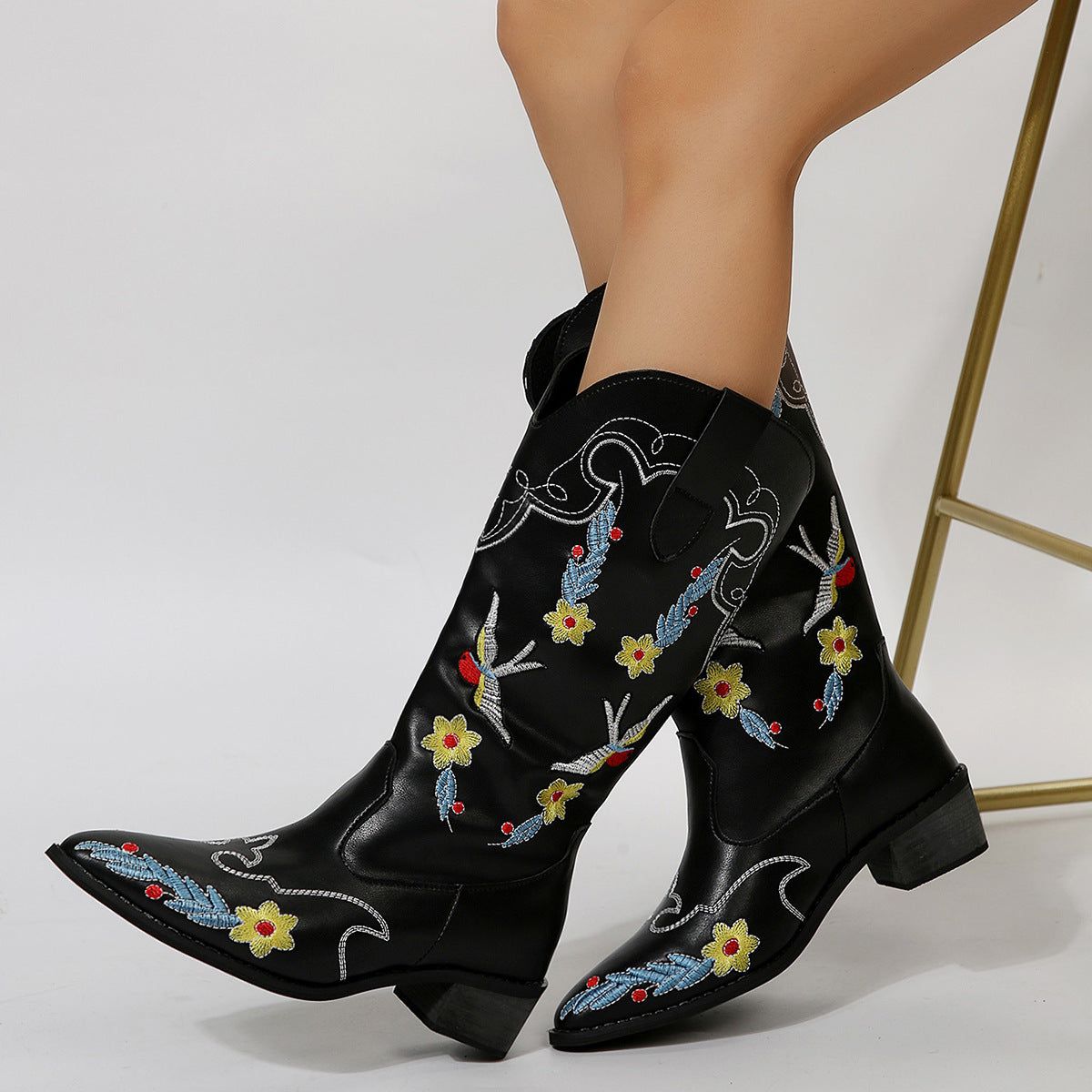 Wadenhohe Stiefel mit Stickerei und Blockabsatz