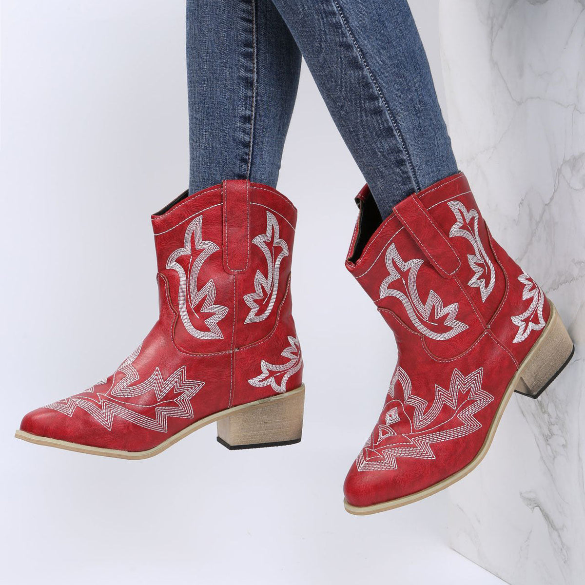 Schnürstiefel mit Stickerei und Blockabsatz