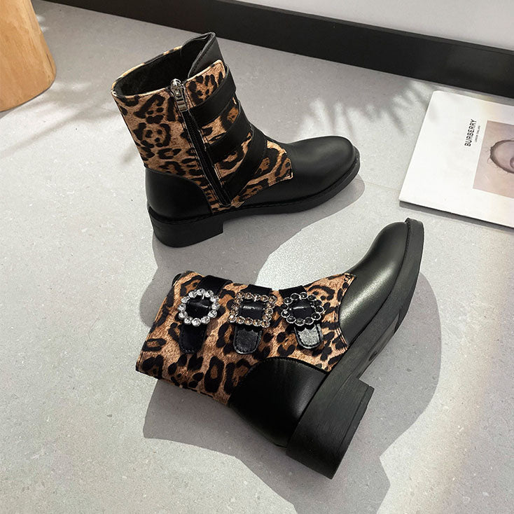 Stiefeletten im Leoparden-Print mit Schnalle und runder Zehenpartie