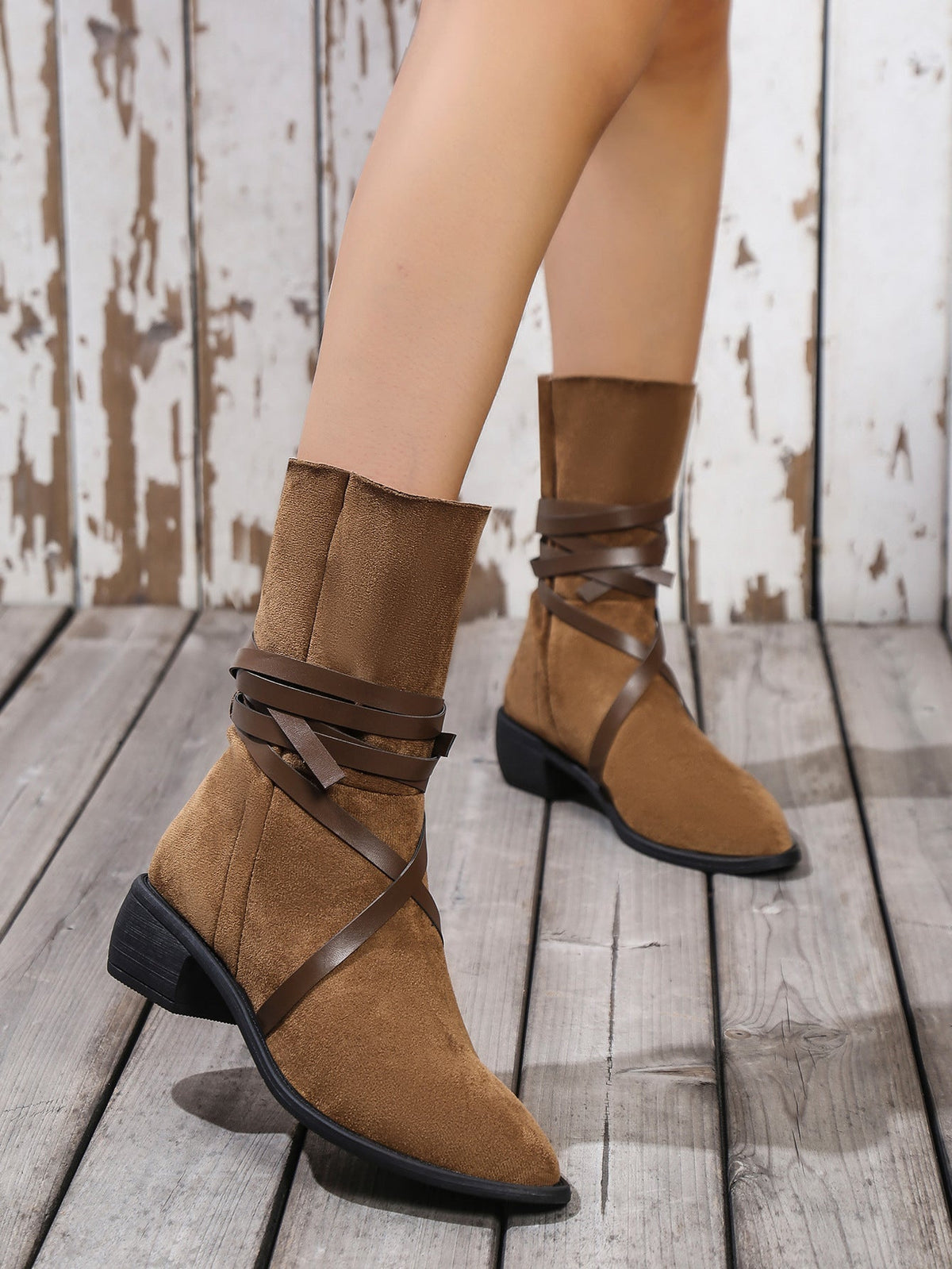 Cowboystiefel mit Schnürung und spitzer Zehenpartie