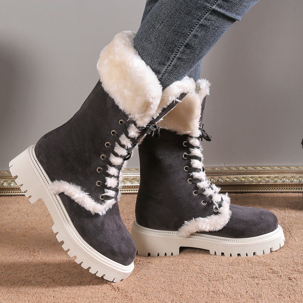Wadenhohe Stiefel gefüttert mit Schnürung und flachem Absatz